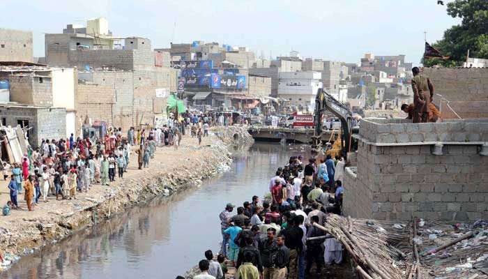 کراچی میں گزشتہ تین ماہ سے برساتی نالوں کے اطراف واقع تجاوزات گرائے جانے کا آپریشن جاری 