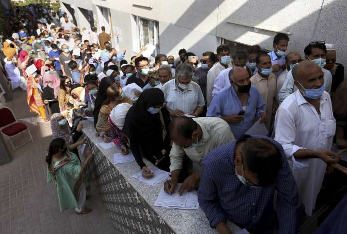 کراچی ایکسپو سینٹر میں آئی ڈپارٹمنٹ سے منسلک افرادکے تنخواہوں کی عدم ادائیگی پر احتجاج کیاجس کےباعث ویکسینیشن کا عمل چار گھنٹے معطل رہا۔
