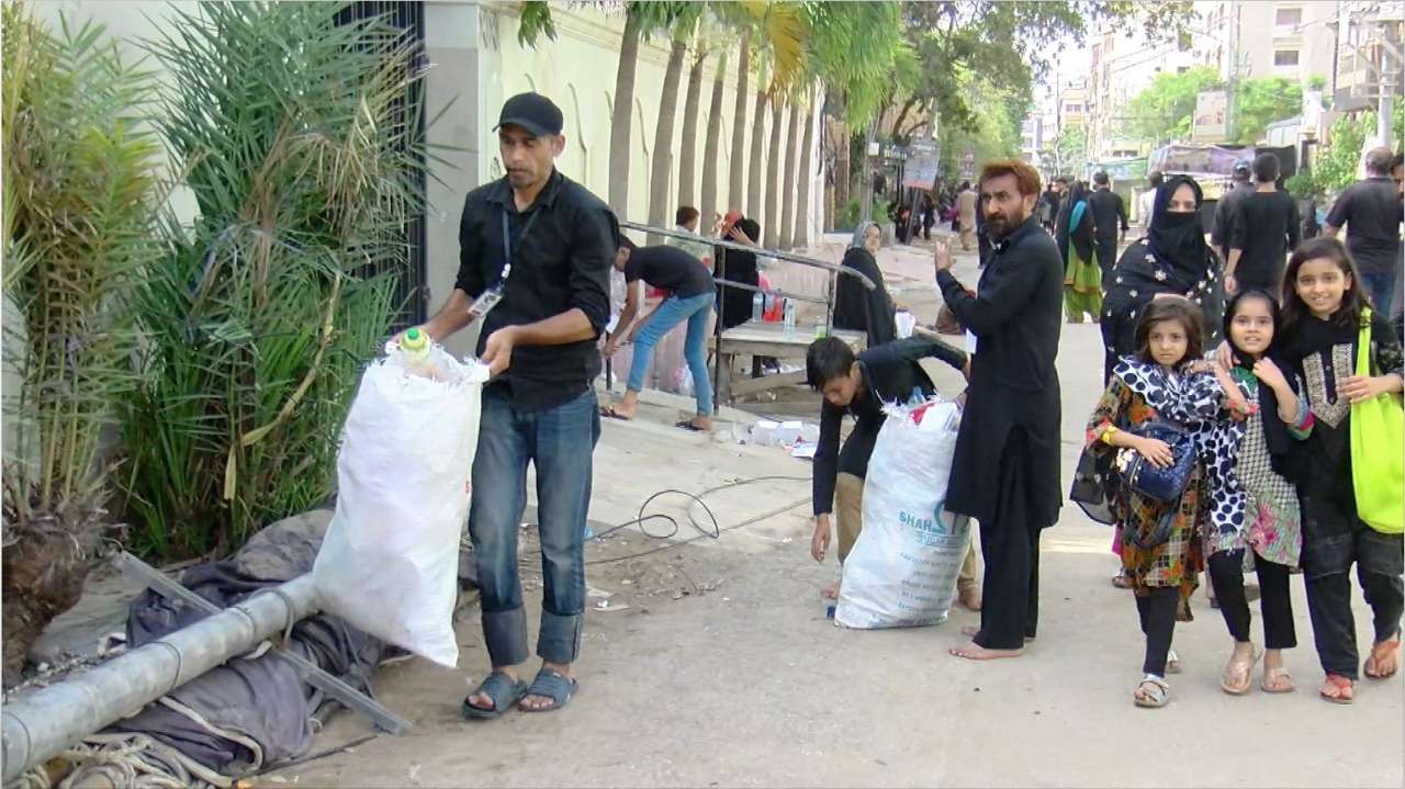 عزادار  جلوس کے راستوں کی صفائی