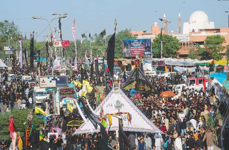 کراچی میں یوم عاشور کا مرکزی  جلوس نشتر پارک سے برآمد ہوا اور اپنے مقررہ راستوں سے ہوتا ہوا حسینیہ ایرانیان امام بارگاہ  کھارادر پہنچ کر اختتام پذیر ہوگیا ۔