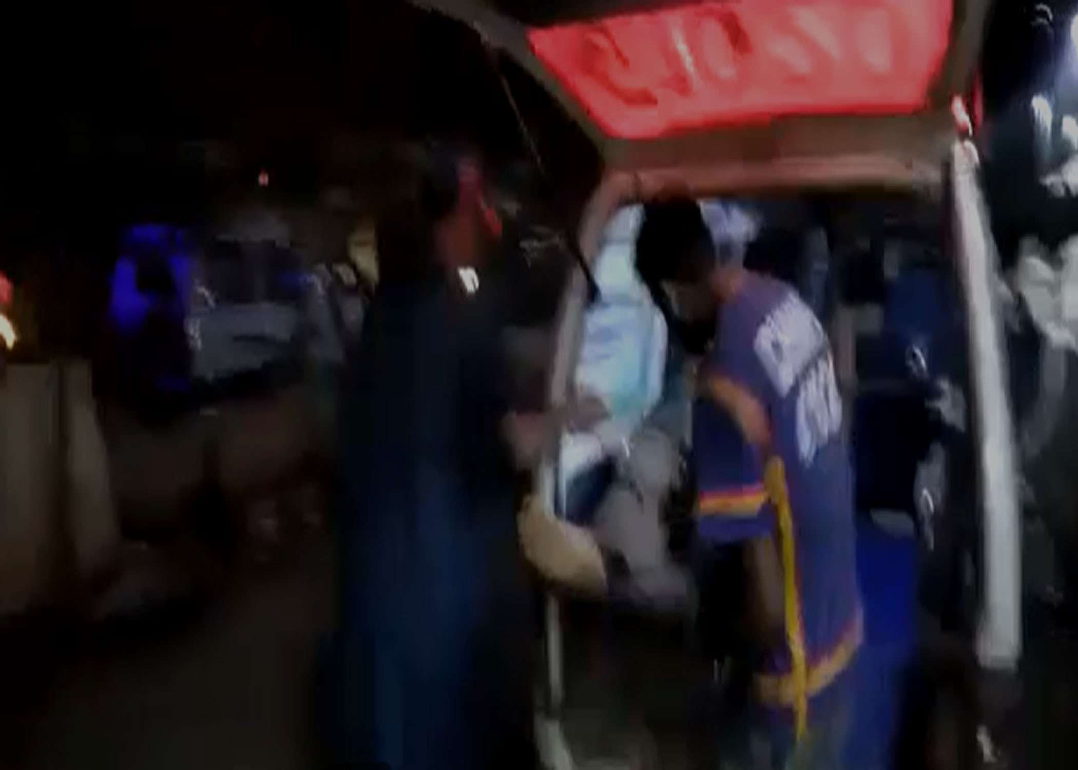    کراچی کے علاقے اورنگی ٹائون  پاکستان بازارمیں ہوٹل پر بیٹھے پولیس افسر کوملزم نے اندھا دھند فائرنگ کر کے شہید کردیا۔