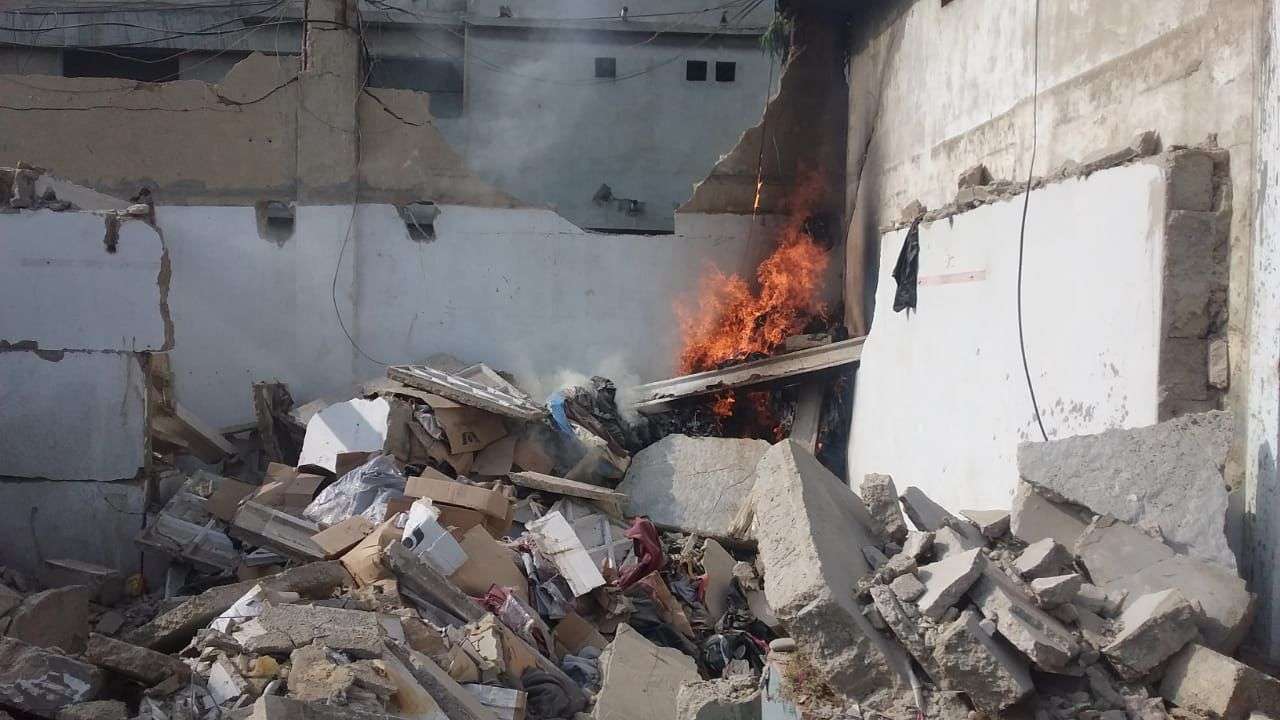 کراچی کے علاقے سائٹ ولیکا چورنگی میں کے الیکٹرک کے سب اسٹیشن میں آگ لگنے سے متصل واٹر ٹینک میں زور دار دھماکا ہوگیا