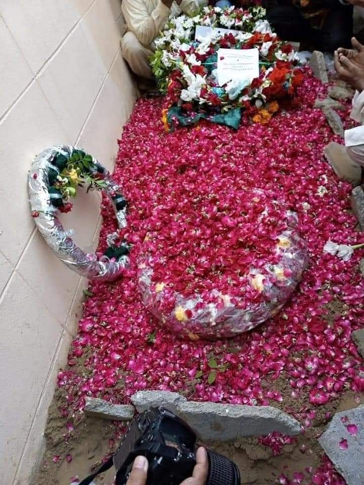 عظیم فنکار عمر شریف کو گزشتہ روز عبداللہ شاہ غازی مزار کے احاطے میں سپرد خاک کردیا گیا۔