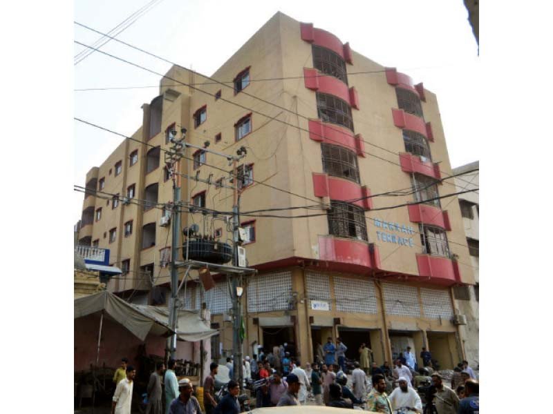 کراچی،پریڈی اسٹریٹ پر قائم  عمارت مکہ ٹیرس  کا اضافی حصہ گرانے تک بلڈر  مکینوں کی  رہائش کا بندوبست کرے۔ انہدام کا خرچہ بھی  اٹھائے گا۔