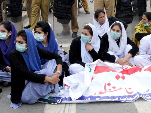 کراچی میں ینگ نرسز کا پریس کلب پر دھرنا جاری