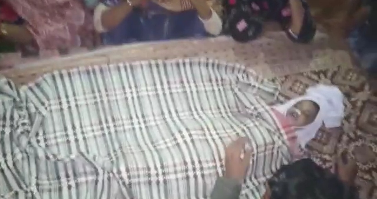 کراچی کورنگی میں زہریلی مٹھائی کھانے سے بچہ جاں بحق اور چار  افراد کی حالت بگڑنے کا معاملہ