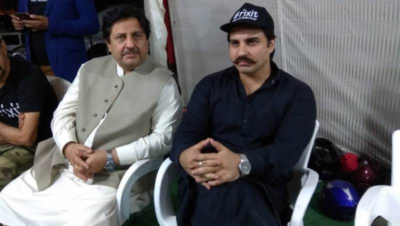 شیرشاہ پراچہ چوک پر نالے میں دھماکے کی زد میں جاں بحق ہونے والے تحریک انصاف کے رکن قومی عالمگیر خان کے والد  اور انکے ڈرائیور  کی نماز جنازہ ادا کردی گئی۔