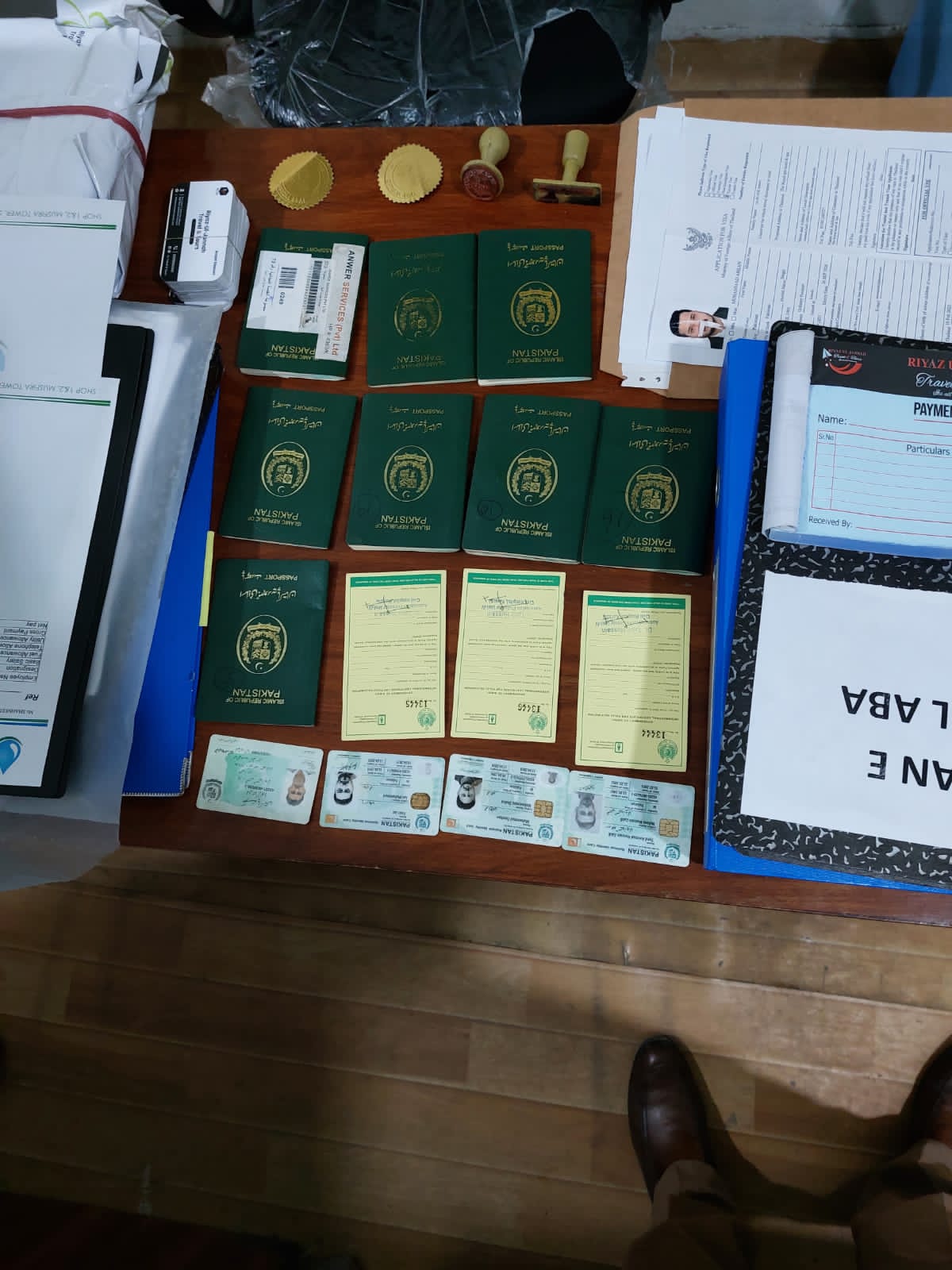 کراچی میں ایف آئی اےانسدادانسانی اسمگل سیل نےکلفٹن زمزمہ میں ٹریول ایجنسی پرچھاپہ مارکارروائی کرتےہوئےدوملزموں کوگرفتارکیا