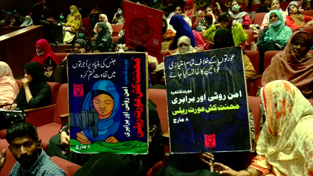 خواتین بطور ڈیجیٹل میڈیا ایکٹیوسٹ کیا کررہی ہیں۔ کراچی میں جاری تیسری ویمن کانفرنس میں اس موضوع پر بھی نشست  سجائی  گئی