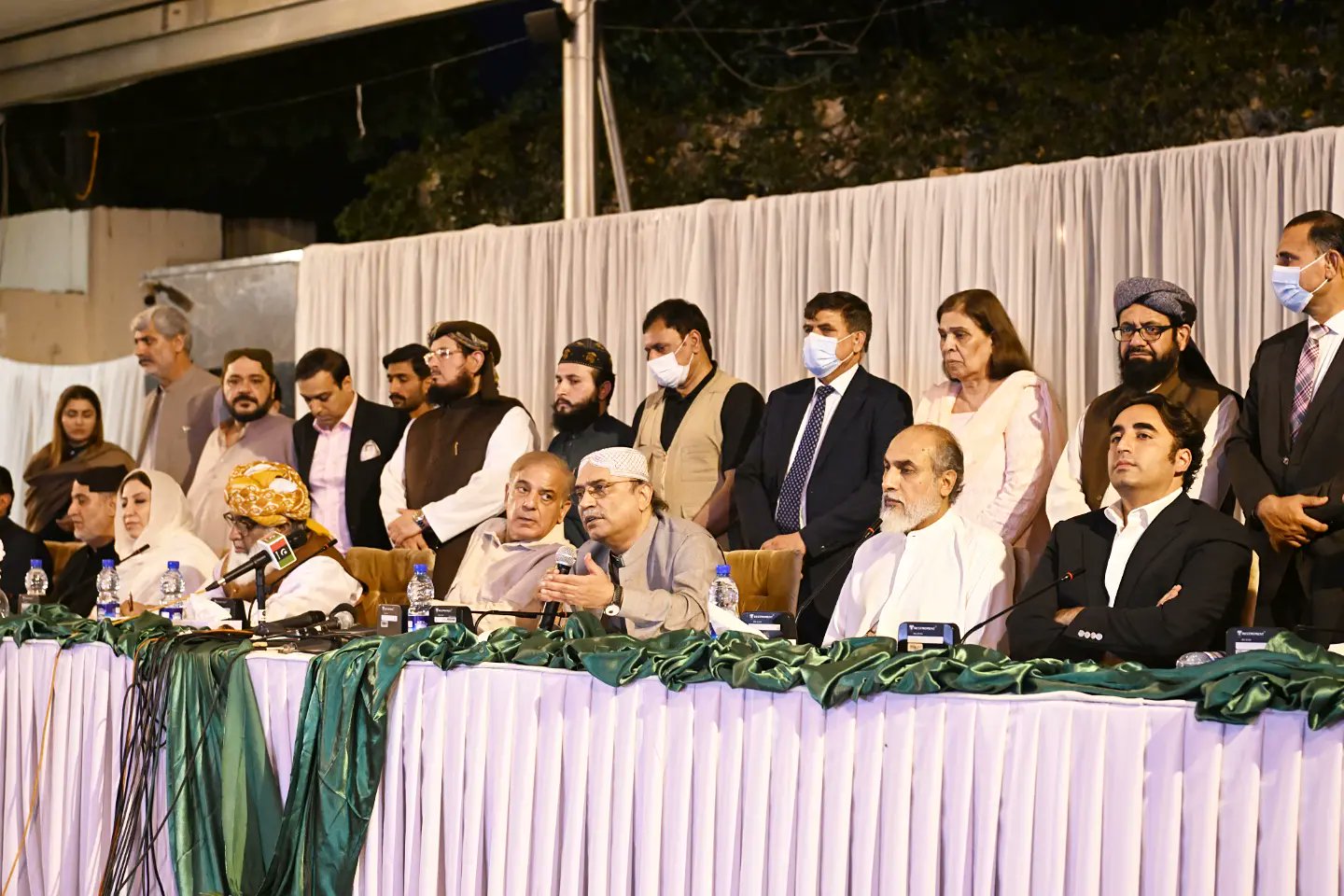 بلوچستان کے 4 ایم این ایز کے ہمارا ساتھ دینے کا فیصلہ کرنے پر شکریہ ادا کرتے ہیں۔اپوزیشن
