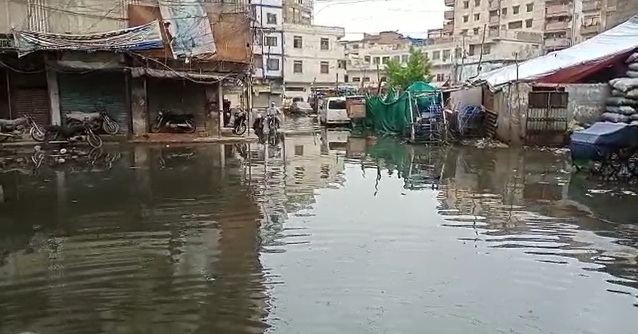 کراچی میں بارش کے دوران مختلف حادثات میں آٹھ افراد کی جان چلی گئی۔