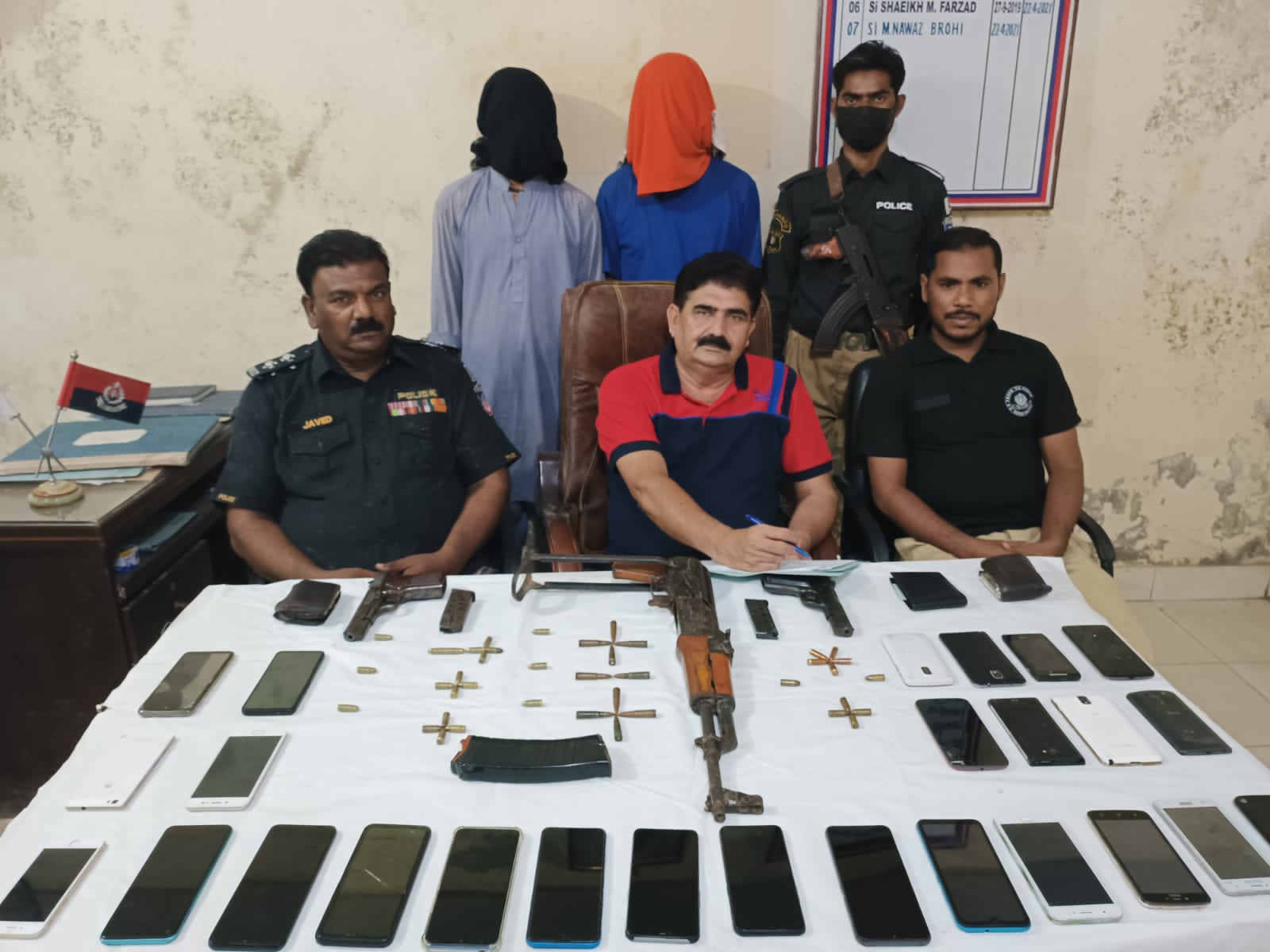 کراچی میں اسٹریٹ کرائم اور بنگلوں میں وارداتیں کرنے والے دو ملزم گرفتار۔