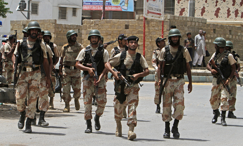 رینجرزاورپولیس  نے کراچی کے مختلف علاقوں میں مشترکہ کومبنگ آپریشن کرتے ہوئے 18ملزموں کو حراست میں لے لیا۔