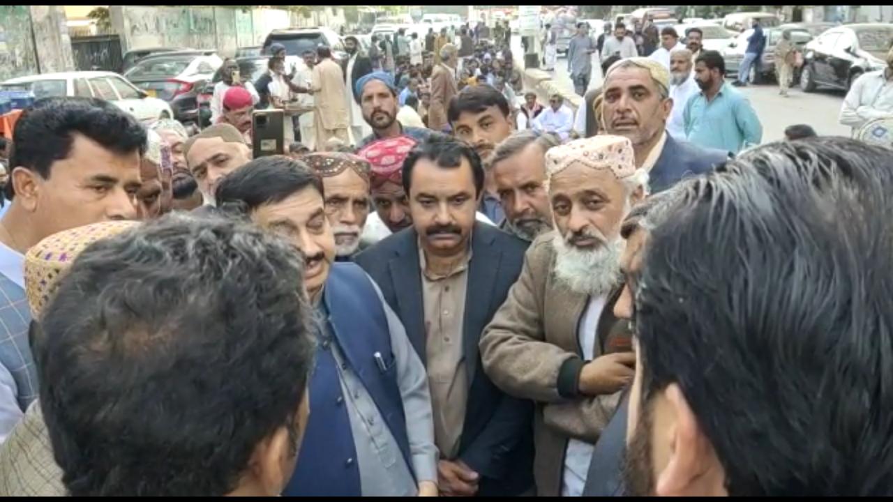 سندھ کےپرائمری اساتذہ ایک بارپھرسڑکوں پرآگئے