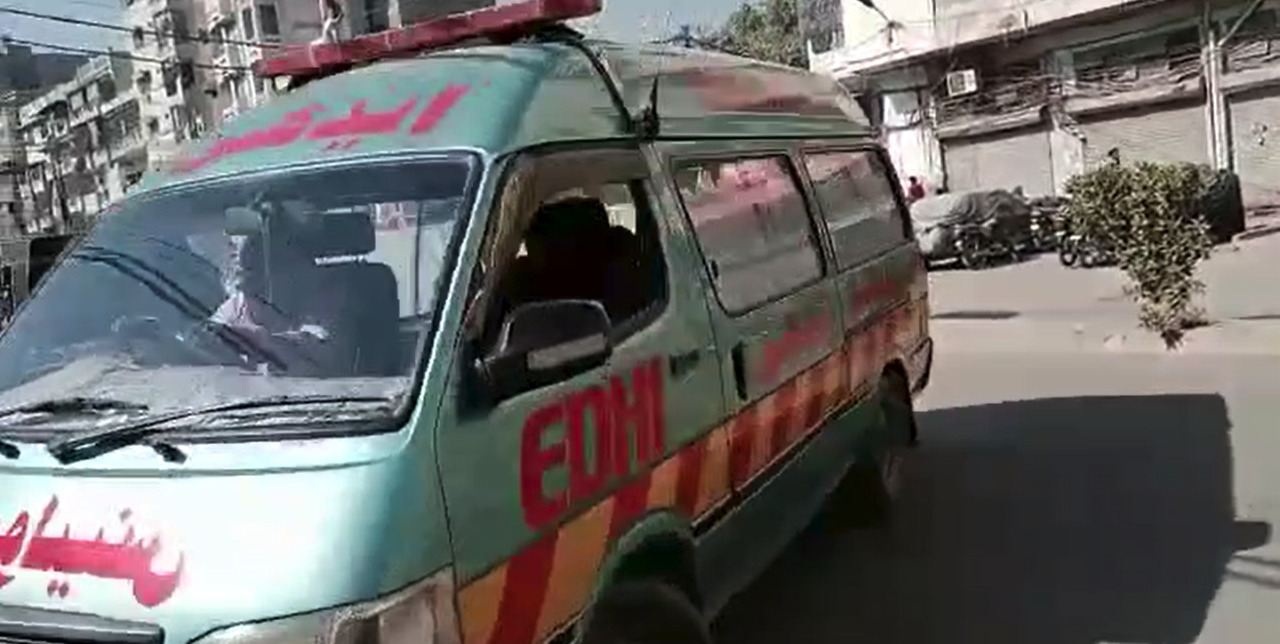کراچی میں سپر ہائی وے بقائی اسپتال کے قریب کولڈ اسٹوریج میں آگ لگ گئی۔