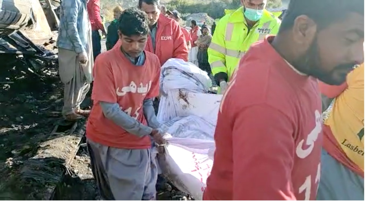 بلوچستان لسبیلہ میں المناک بس حادثے میں جاں بحق افراد کی شناخت کے بعد لاشیں لواحقین  کے حوالے کردی گئیں۔