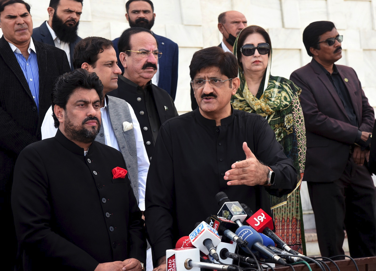 وزیراعلی سندھ مراد علی شا ہ کا کہنا ہے ملک کو ایک بار پھر دہشت گردی کا سامنے ہے۔ ہمیں اتحاد اور یکجہتی سے اس کا مقابلہ کرنا ہوگا۔