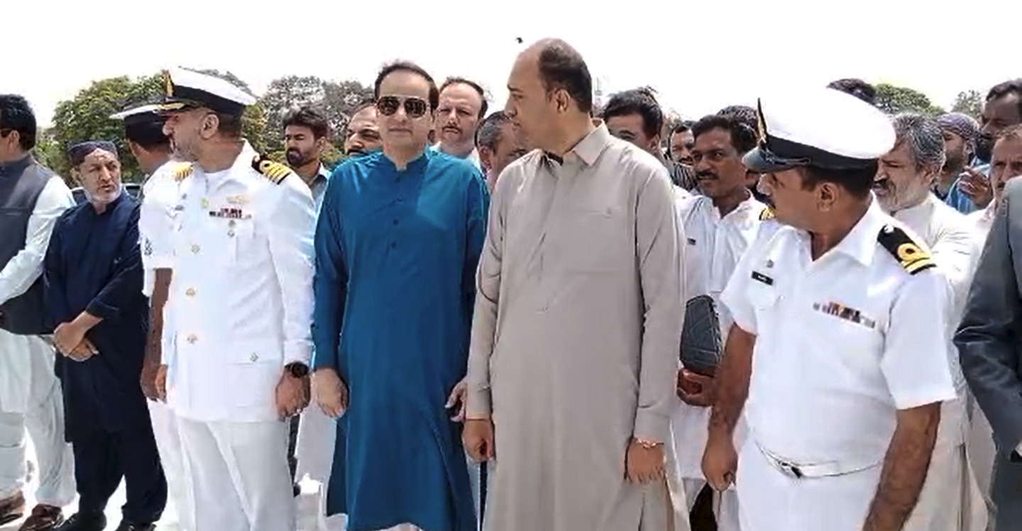 میئر کراچی مرتضی وہاب نے ڈپٹی میئر  سلمان مراد کے ہمراہ  مزار قائد پر حاضری دی۔میئر کراچی کا کہنا تھا اب کام،، صرف کام ہوگا۔