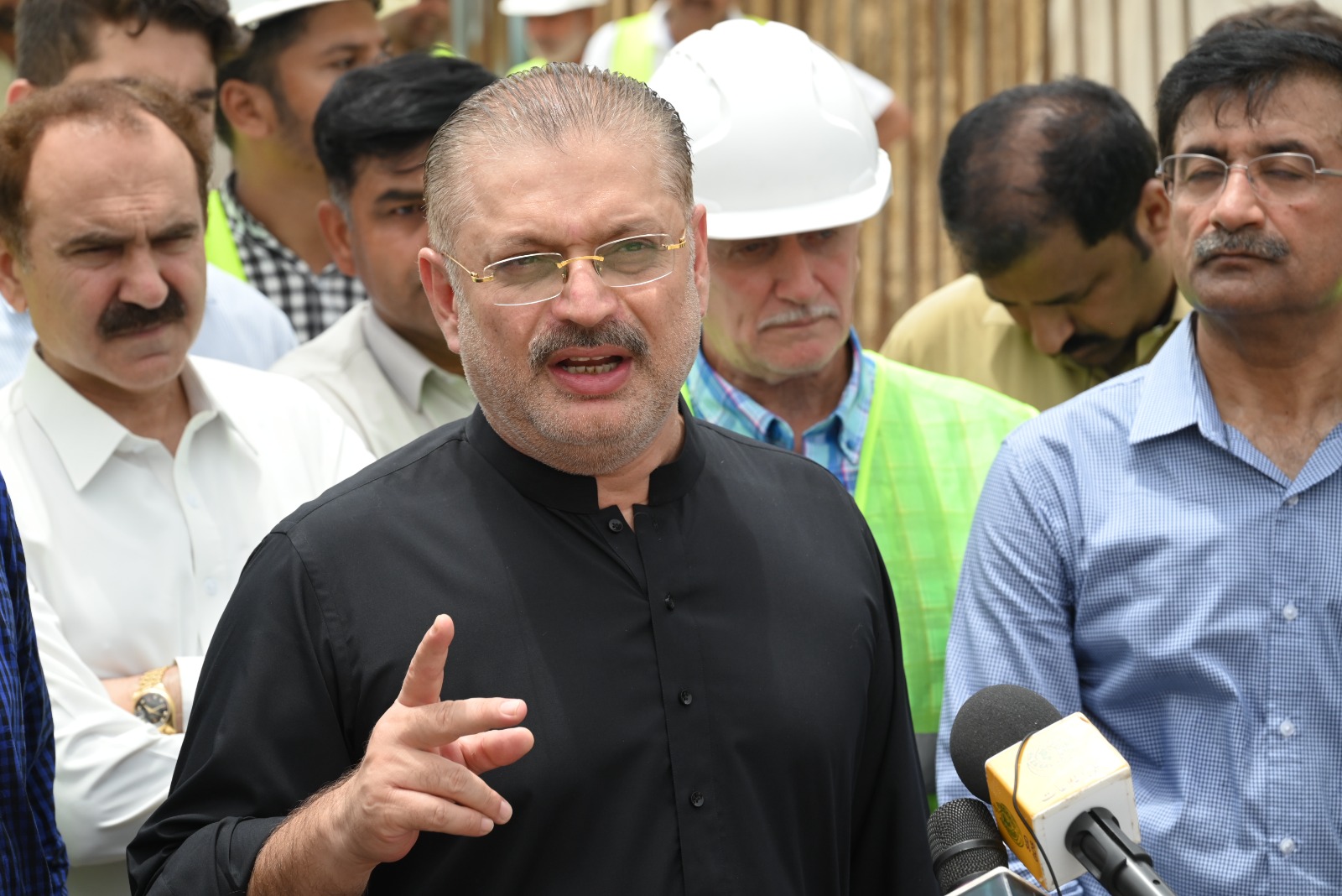 وزیر اطلاعات و ٹرانسپورٹ سندھ شرجیل میمن نے ریڈ لائن بی آر ٹی منصوبے کی سائٹ کا دورہ کیا۔