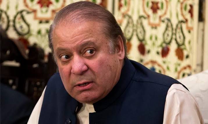 لاہور، نواز شریف کا پارٹی ٹکٹ ریٹرننگ افسر کو جمع کروا دیا گیا