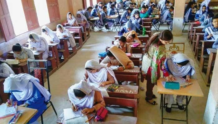  کراچی میں جاری میٹرک امتحانات میں نقل کا سلسلہ جاری ہے