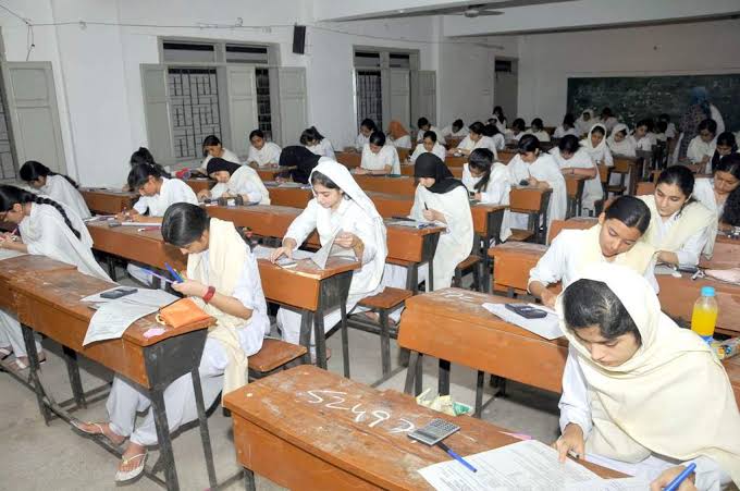   سندھ میں   میٹرک کے امتحانات مارچ اور   اور انٹر کے اپریل میں  ہوں گے۔موسم سرما کی تعطیلات شیڈول کے مطابق بائیس سے اکتیس دسمبر تک ہوں گی
