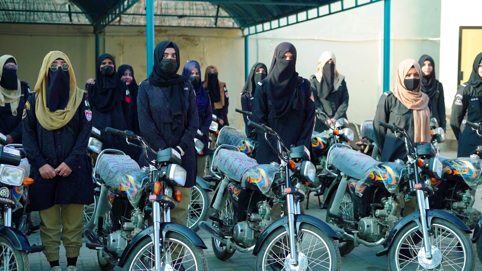 کراچی پولیس آفس میں 25خواتین پولیس اہلکاروں کو نئی موٹرسائیکلیں دےدی گئیں،ترجمان