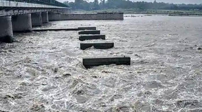 بھارت سے پانی چھوڑنے کے بعد دریاؤں میں سیلابی صورتحال سنگین، ستلج، راوی اور چناب میں پانی کی سطح بلند