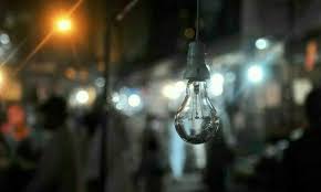کراچی کے مختلف علاقوں میں بجلی کی لوڈشیڈنگ کا یومیہ دورانیہ اٹھارہ گھنٹے تک پہنچ گیا۔