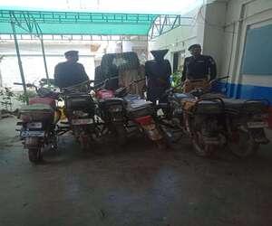 کراچی میں سکھن سے موٹرسائیکل چھینےاورچوری میں ملوث  تین   رکنی گروہ گرفتار