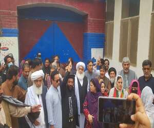 کوئٹہ میں  بلوچستان اسمبلی کے اپوزیشن رہنمائوں نے گرفتاری دے دی ۔                رپورٹ :عرفان علی