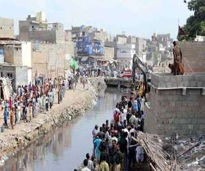 کراچی میں گزشتہ تین ماہ سے برساتی نالوں کے اطراف واقع تجاوزات گرائے جانے کا آپریشن جاری 