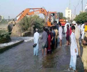 کراچی میں پانی کی 72 انچ کی پائپ لائن پھٹ گئی ۔