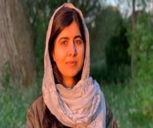 لڑکی اوپر کھڑی ہے