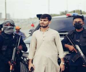 کلفٹن شاہ رسول کالونی میں اپنی شادی میں ہوائی فائرنگ کرنے والے پولیس اہلکارکوکزن سمیت گرفتارکرکے ان کے خلاف مقدمات درج کرلیئے گئے