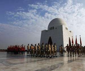  پچھترویں یوم آزادی پرکراچی میں مزارقائد پر تینوں مسلح افواج کے نمائندوں ،وفاقی وزاء،گورنر اوروزیراعلیٰ سندھ نےحاضری دی