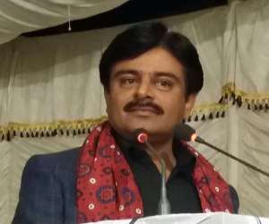 ہم اردو اور انگریزی کے ساتھ اگر سندھی پڑھانا چاہتے ہیں تو یہ ہمارا آئینی اور تاریخی حق ہے جس سے ہم دستبردار نہیں ہوں گے۔وزیر تعلیم سندھ سردار شاہ
