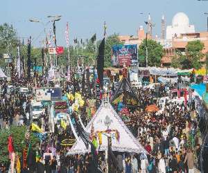 کراچی میں یوم عاشور کا مرکزی  جلوس نشتر پارک سے برآمد ہوا اور اپنے مقررہ راستوں سے ہوتا ہوا حسینیہ ایرانیان امام بارگاہ  کھارادر پہنچ کر اختتام پذیر ہوگیا ۔
