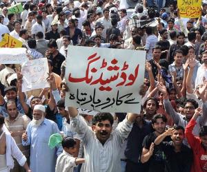 کراچی کے علاقے پاپوش میں لوڈشیڈنگ کے ستائے سڑکوں پر آگئے