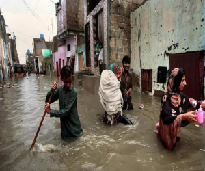 کراچی میں برسات کے ساتھ ہی مسائل کا بھی آغاز ہوگیا۔