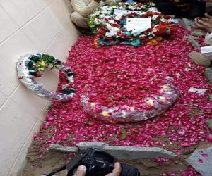 عظیم فنکار عمر شریف کو گزشتہ روز عبداللہ شاہ غازی مزار کے احاطے میں سپرد خاک کردیا گیا۔