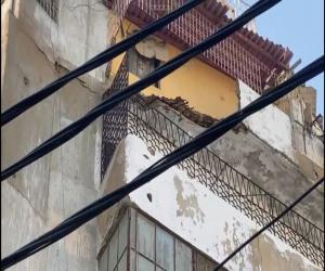 کراچی کے علاقہ پاکستان چوک میں عمارت کا کچھ حصہ گرنے سےگاڑی کو نقصان پہنچا۔