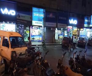 کراچی کے علاقے لیاری کھڈہ مارکیٹ میں ٹیڑھی ہونے والی چھ منزلہ عمارت کو گرانے  کا آپریشن شروع ہوگیا