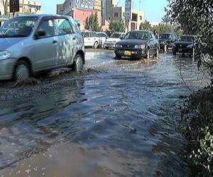 کراچی کی اہم  شاہراہ ایم اے جناح روڈ کا ایک بڑا حصہ  پانی سے بھر گیا