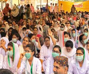 کراچی میں سات روز سے پریس کلب پر بیٹھے نرسز کے صبر کا پیمانہ لبریز ہوگیا