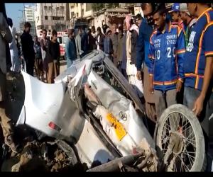 کراچی میں تیز رفتار کار نے موٹر سائیکل  پر سوار تین افراد کو کچل دیا
