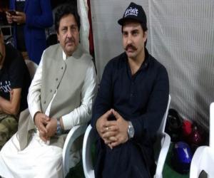 شیرشاہ پراچہ چوک پر نالے میں دھماکے کی زد میں جاں بحق ہونے والے تحریک انصاف کے رکن قومی عالمگیر خان کے والد  اور انکے ڈرائیور  کی نماز جنازہ ادا کردی گئی۔