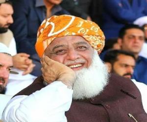 پی ڈی ایم اور جے یو آئی ف ے سربراہ مولانا فضل الرحمان کراچی پہنچ گئے۔ 