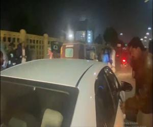 کراچی کے علاقے بوٹ بیسن کے قریب ٹریفک حادثہ میں تیز رفتار گاڑی دوسرےگاڑی پر چڑھ دوڑی۔ین افراد زخمی ہوگئے