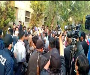 کراچی میں محکمہ تعلیم کے ملازمین   کے ریڈ زون میں داخلے اور  دھرنا دینے پر پولیس کا مظاہرین پر لاٹھی چارج۔